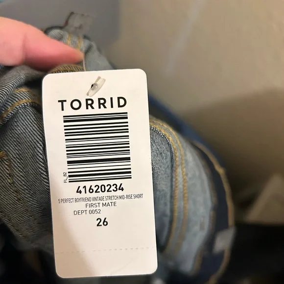 Torrid 5 Inch Perfect Boyfriend Vintage Stretch Mid-Rise Short NWT Size 26 - Picture 3 of 3
